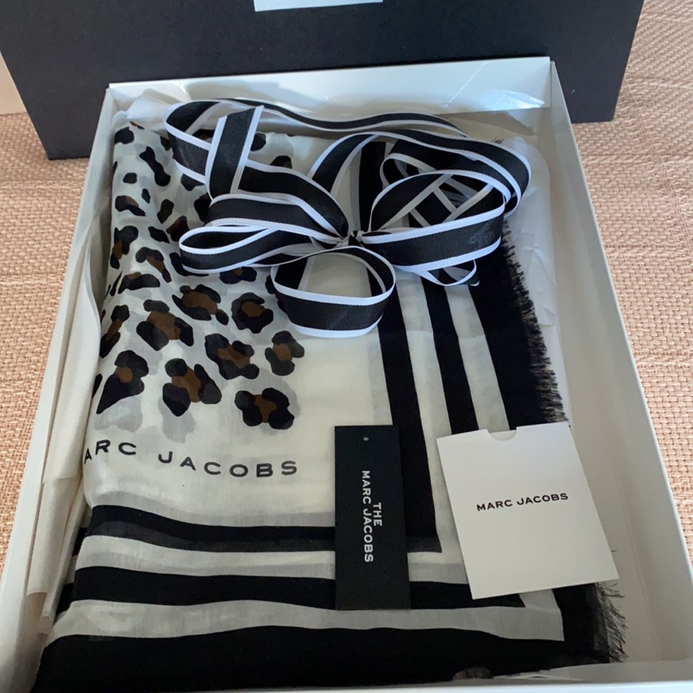 Marc Jacobs new cotton leopard oversized scarf🔥‼️